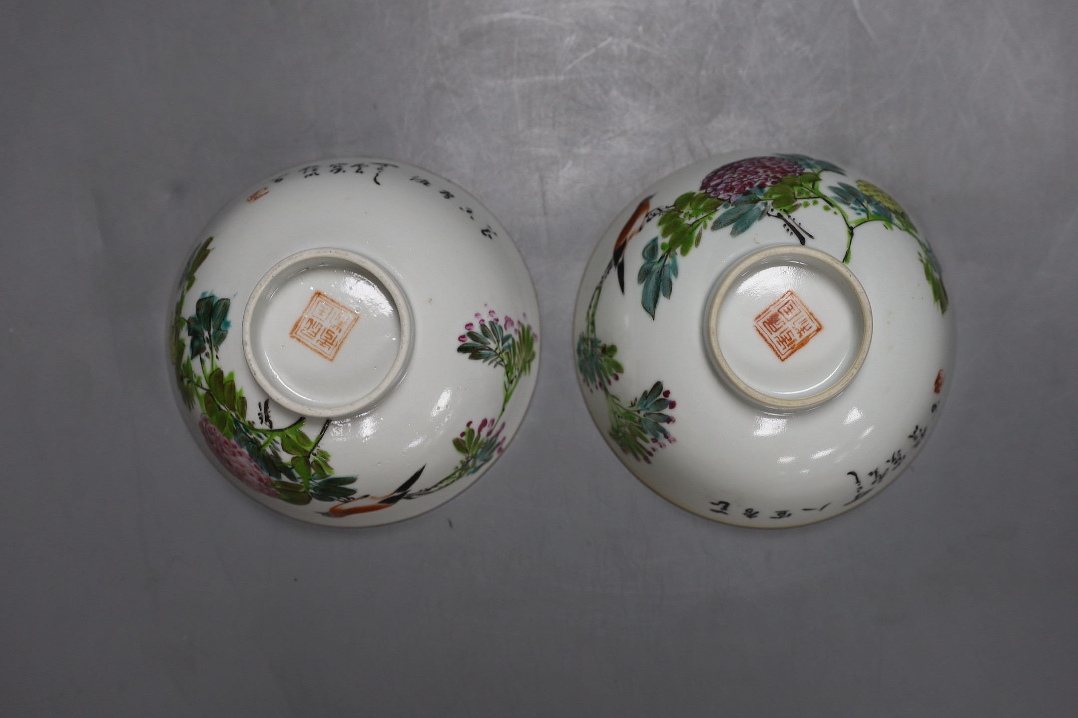 A pair of Chinese famille rose porcelain bowls, Republic period, 12.5cm